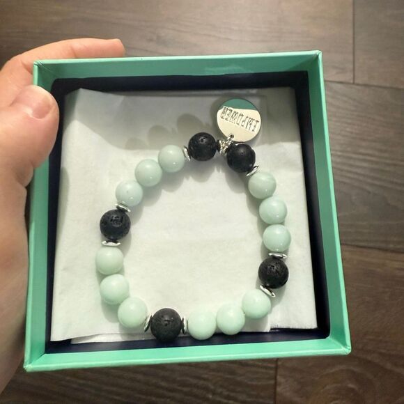 Young Living Diffuser Bracelet New in Box - Picture 2 of 2